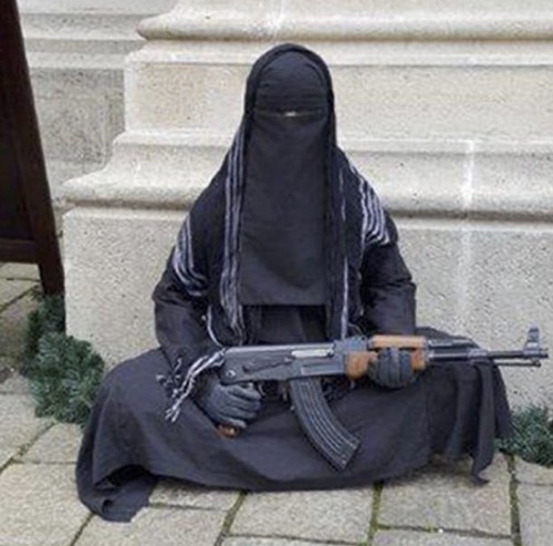 Figurína muslimsky so samopalom je hlúpi žart, na ktorý môžu doplatiť tí najzraniteľnejší