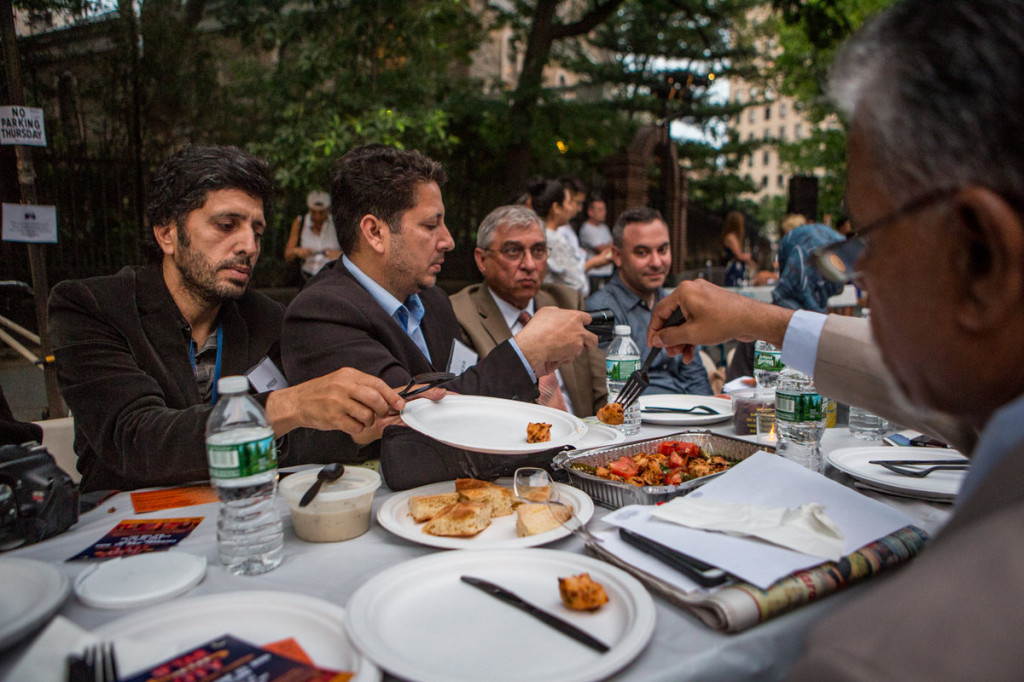 Stovky Newyorčanov oslavujú ramadán za jedným stolom