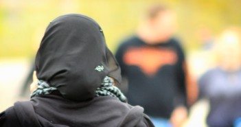 V Bratislave bola napadnutá muslimka s kočíkom. Ktosi ju sotil a nadával jej Muslimku v centre Bratislavy napadli a okradli. Prípad rieši polícia