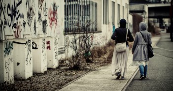 Plavky a šátky, Evropa pochoduje zpět do 19. století Hľadanie príčin diskriminácie a selektívneho rasizmu