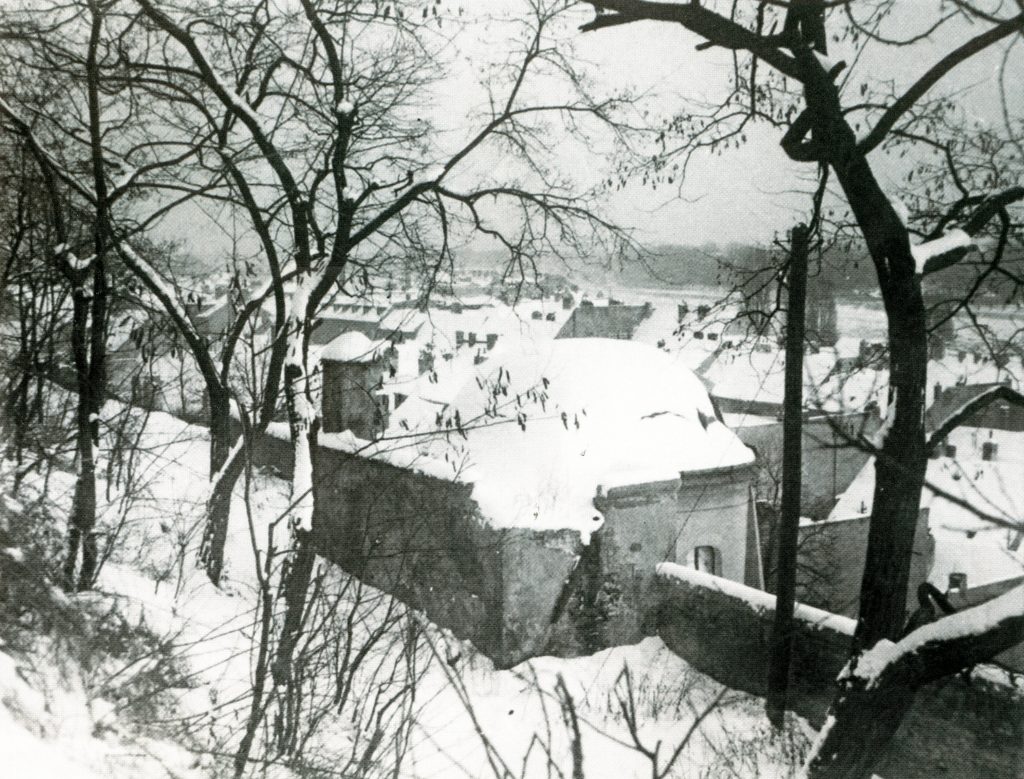 Zasnežený záhradný pavilón pri pohľade zhora. Zdroj: Podhradie Zuckermandel Vydrica, vydavateľstvo Marenčin PT, 2017