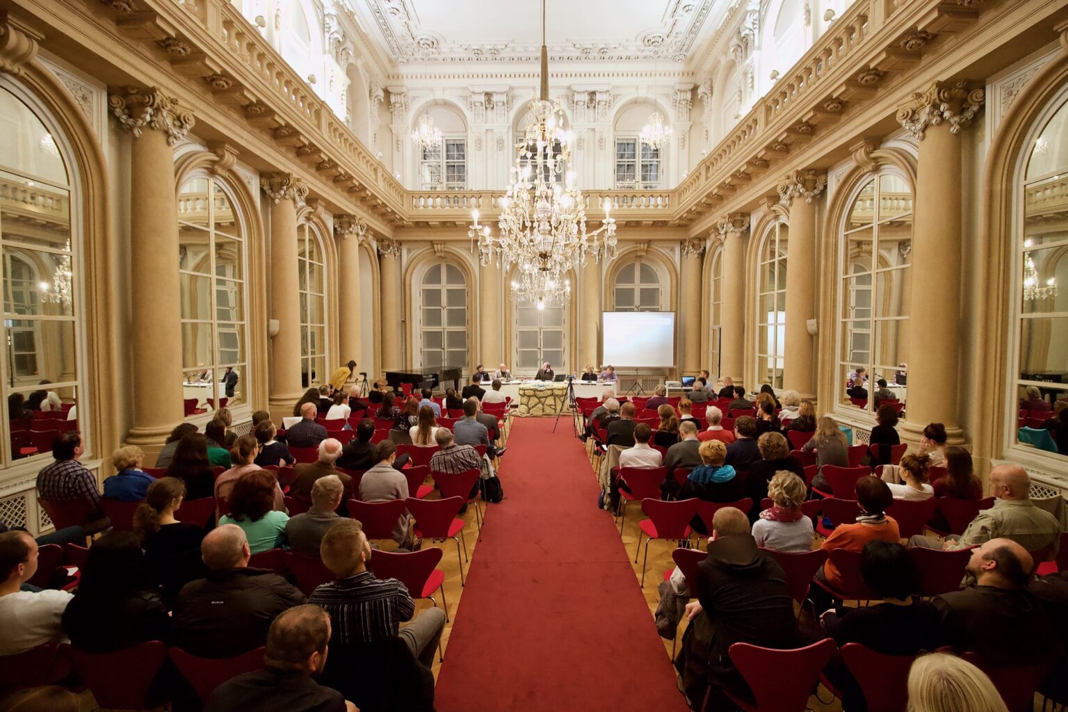 V srdci Bratislavy sa stretli predstavitelia troch abrahámskych náboženstiev Predstavitelia troch abrahámskych náboženstiev pod záštitou primátora diskutovali o úlohe viery