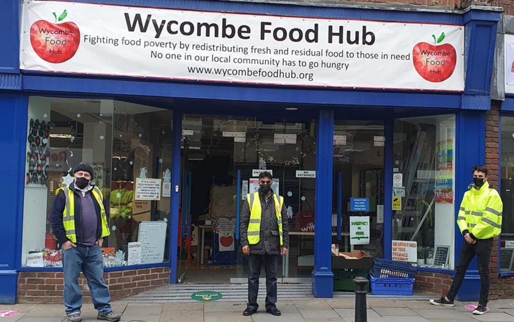 Čučoriedky z Peru a Fair-trade ruže z Kene. Príbeh z Anglicka o plytvaní potravinami