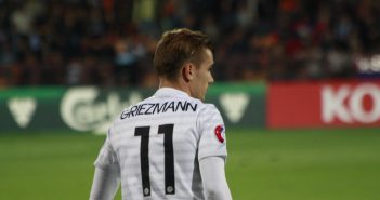 Francúsky futbalista ukončil zmluvu s Huawei kvôli sledovaniu Ujgurov