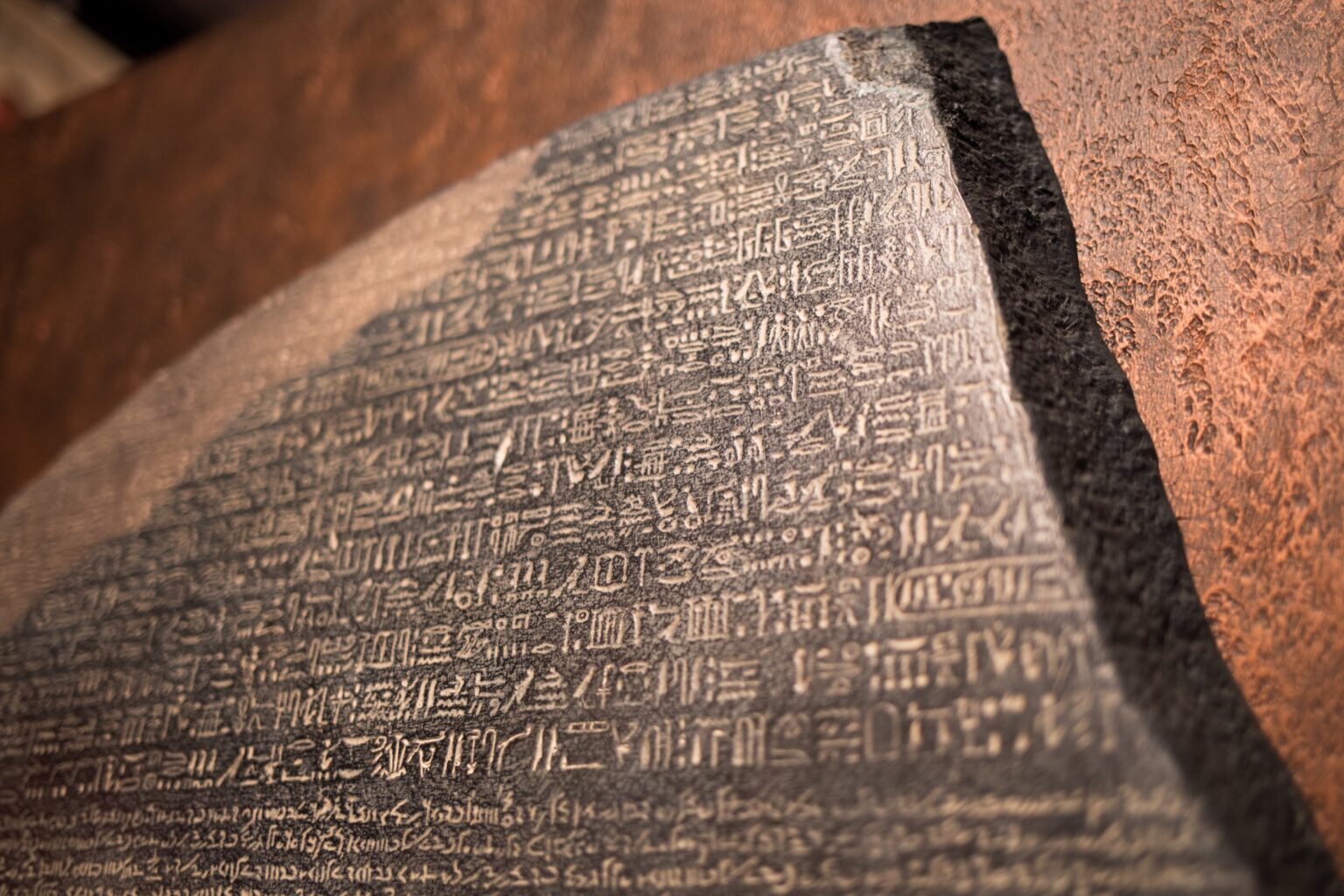 Arabský učenec rozlúštil staroegyptské hieroglyfy dosku 800 rokov pred západom