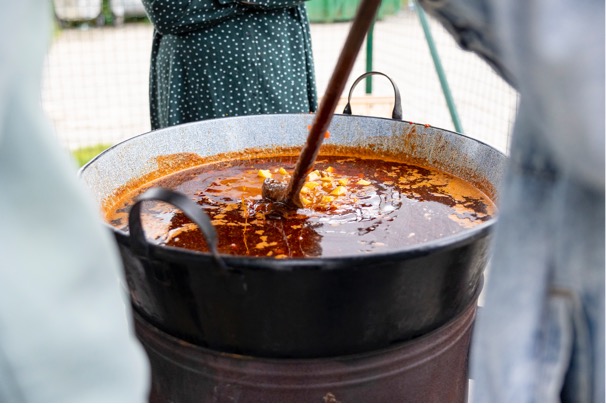 Teplo voňavej polievky – ramadánske varenie pre ľudí bez domova |  ISLAMONLINE.sk