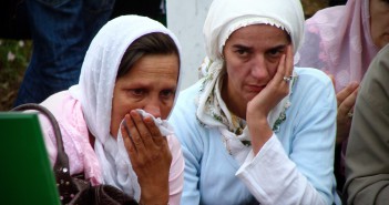 Bosňané si připomínají 19. výročí genocidy ve Srebrenici