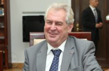 Prezident Zeman udělil vyznamenání ředitelce, která odmítla přijmout studentky v šátku Prezident České Republiky udělil státní vyznamenání ředitelce, která odmítla přijmout dvě muslimské studentky v šátku