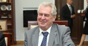 Prezident České Republiky udělil státní vyznamenání ředitelce, která odmítla přijmout dvě muslimské studentky v šátku