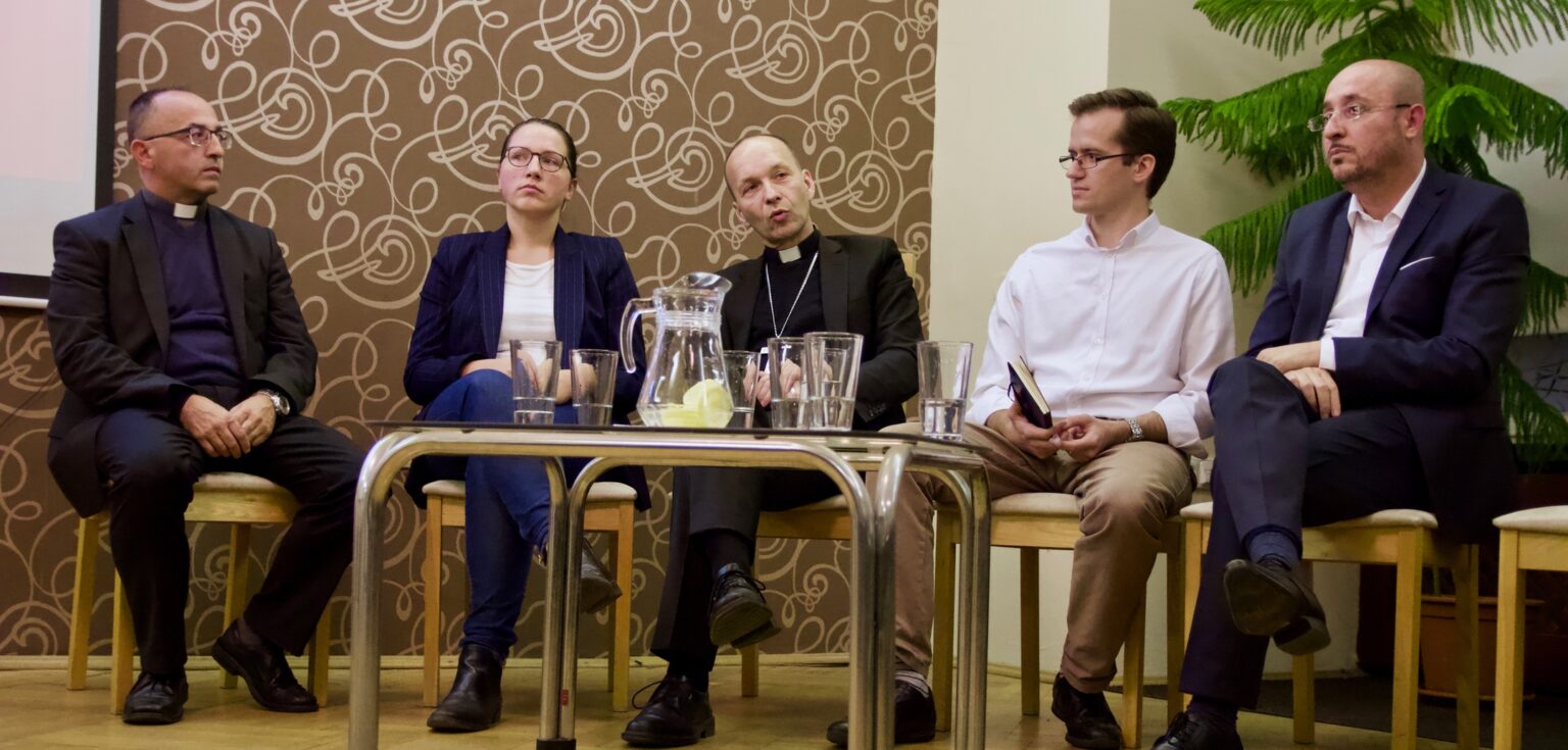 O utečencoch v Bratislave diskutovali katolícky biskup, predseda Islamskej nadácie, farár a aktivistka