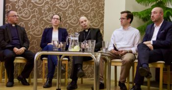 O utečencoch v Bratislave diskutovali katolícky biskup, predseda Islamskej nadácie, farár a aktivistka