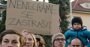 Protiislamská demonštrácia v Prahe skončila podpaľačským útokom. Došlo aj k ďalším incidentom