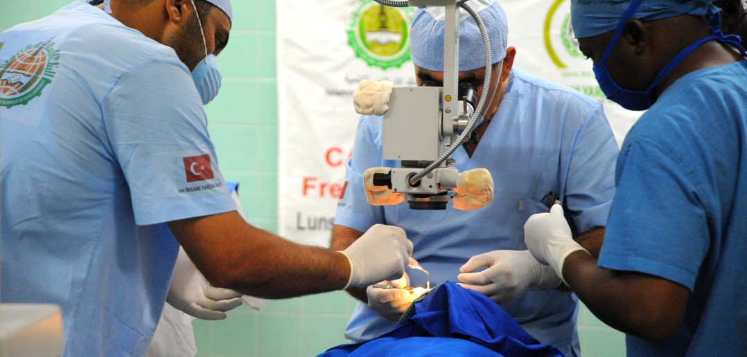 Turecký chirurg zdarma operoval srdce 300 syrským pacientům