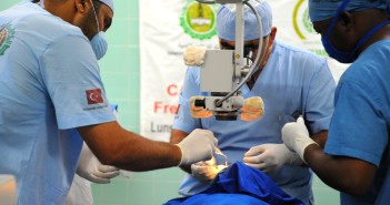 Turecký chirurg zdarma provedl již 300 operací srdce syrským pacientům Turecký chirurg zdarma operoval srdce 300 syrským pacientům