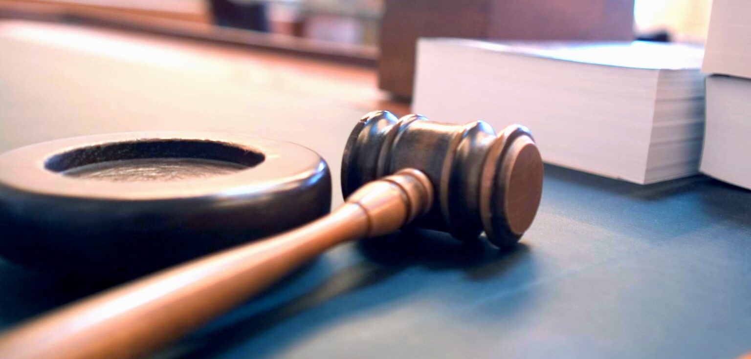 Výtržníkovi, který vyhrožoval spálením mešit a zabitím muslimů, vyměřil soud 20 let