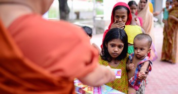 V Bangladéši budhisté nabízejí muslimům jídlo na přerušení půstu. V sousední Barmě je vyvražďují V Bangladéši budhisté nabízejí muslimům jídlo na přerušení půstu. V sousední Barmě je vyvražďují