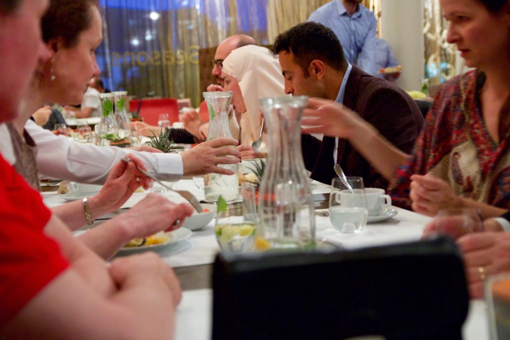 Ramadán v Bratislave: Spoločná večera s rabínom, farárkou, diplomatmi, novinármi a aktivistami