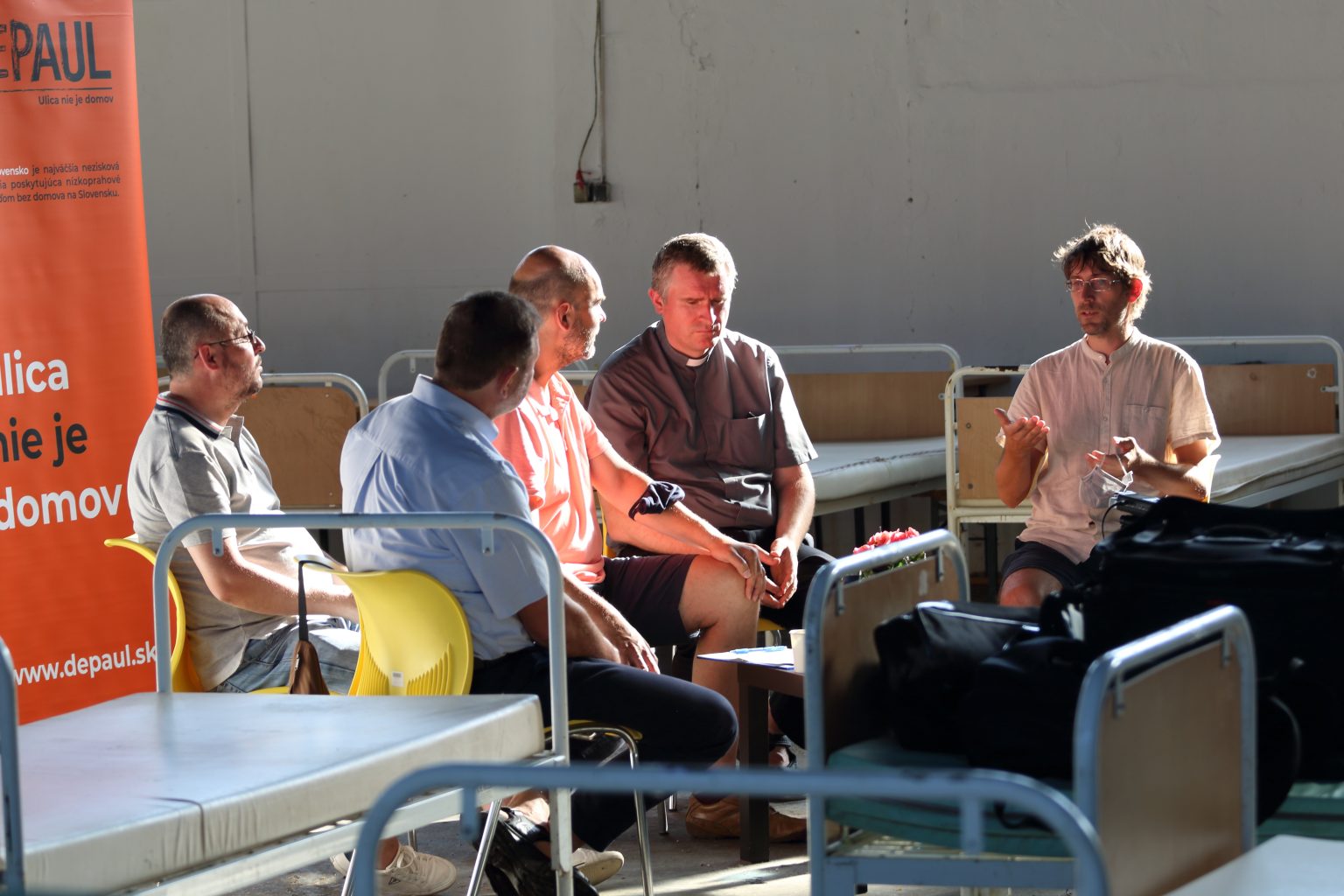 Imám a dvaja kňazi diskutovali o ľuďoch bez domova v nocľahárni De Paul