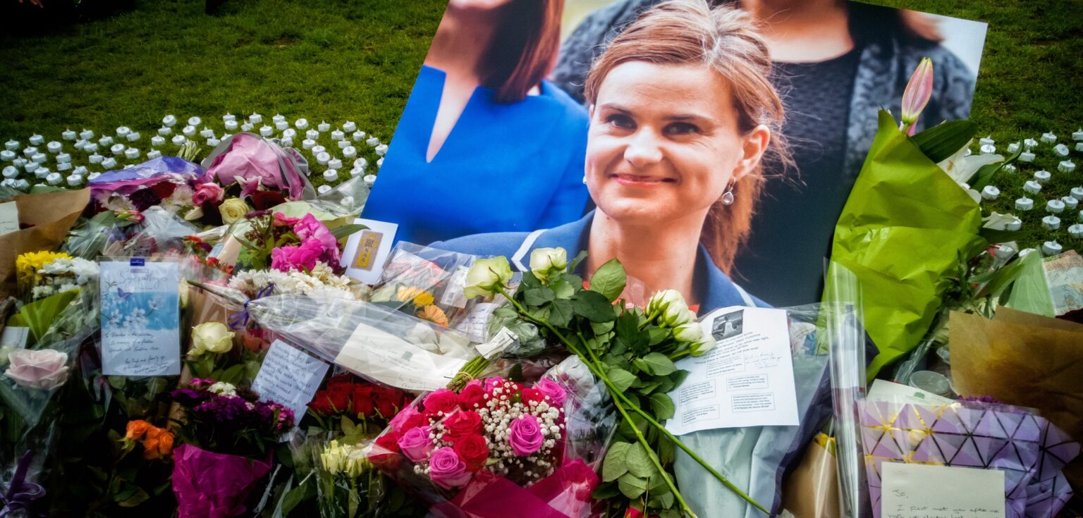 Brita, ktorý zabil poslankyňu vystupujúcu proti brexitu, odsúdili na doživotie Brita, ktorý zabil poslankyňu vystupujúcu proti brexitu, odsúdili na doživotie