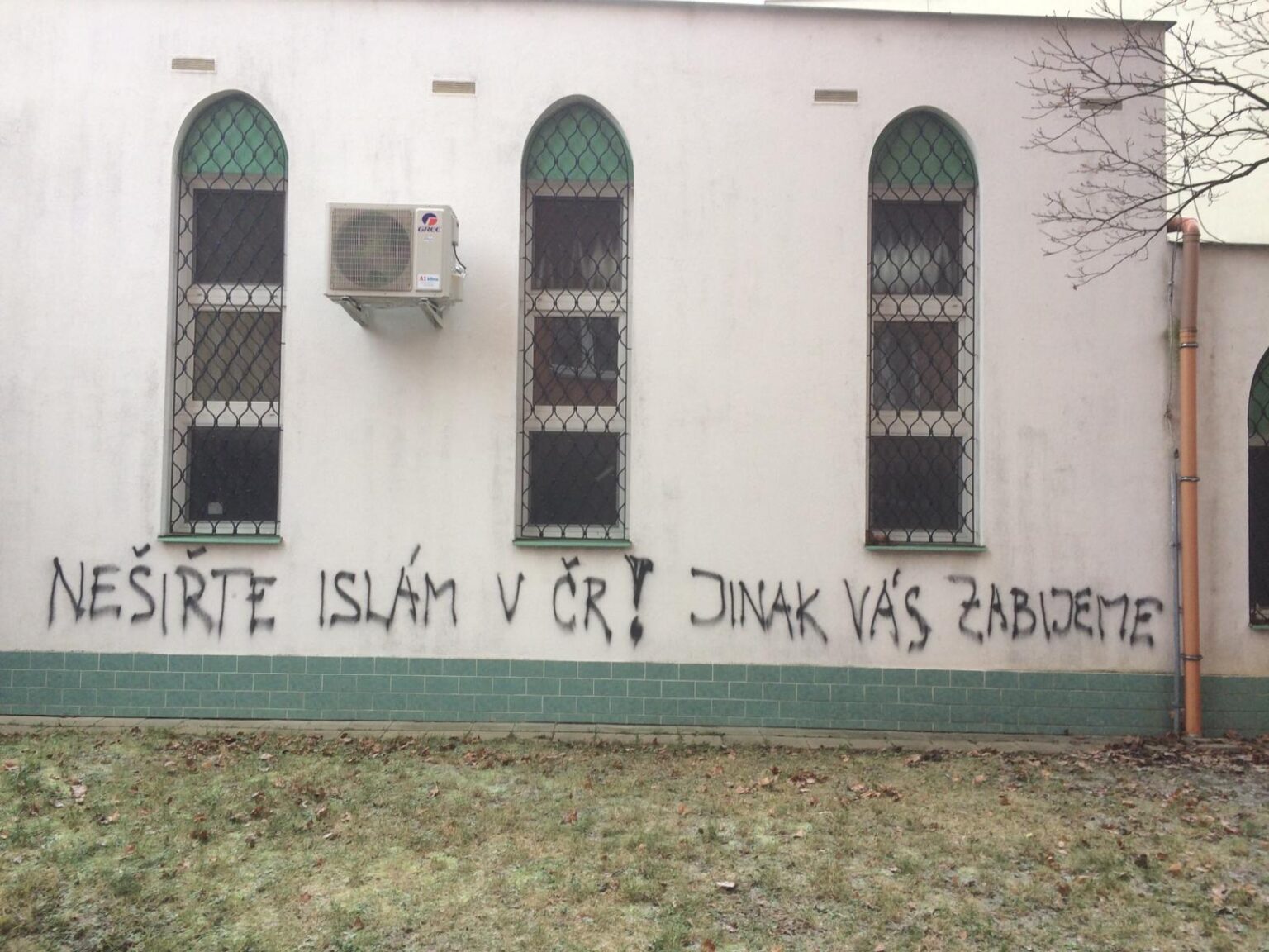 „Nešírte islám v ČR! Inak vás zabijeme,“ napísal niekto na stenu brnenskej mešity. Prípad rieši polícia