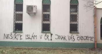„Nešírte islám v ČR! Inak vás zabijeme,“ napísal niekto na stenu brnenskej mešity. Prípad rieši polícia