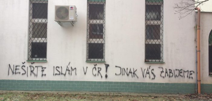 „Nešírte islám v ČR! Inak vás zabijeme,“ napísal niekto na stenu brnenskej mešity. Prípad rieši polícia