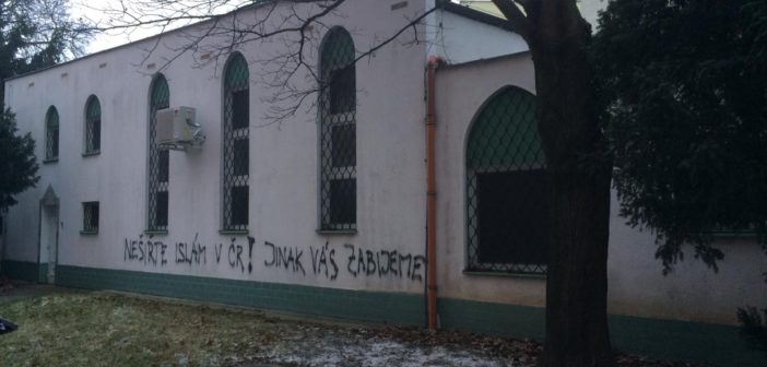 „Nešírte islám v ČR! Inak vás zabijeme,“ napísal niekto na stenu brnenskej mešity. Prípad rieši polícia