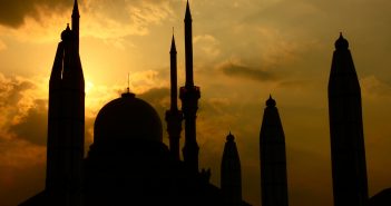 V USA postrelili očného lekára, keď čakal pred mešitou buildings, mosque, sunset