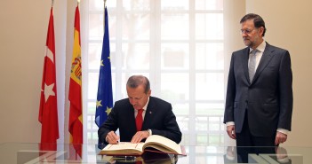 AKP oznámila prezidentskú kandidatúru premiéra Erdogana AKP oznámila prezidentskú kandidatúru premiéra Erdogana
