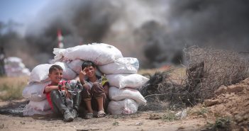 Prečo sa ľudia očividne nezaujímajú o policajný dozor nad muslimami a mŕtve palestínske deti?
