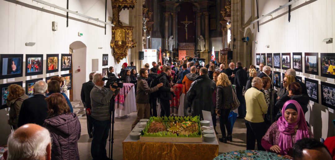 Slovenský fotograf navštívil chrámy šiestich duchovných smerov Indonézie. V Bratislave otvoril výstavu