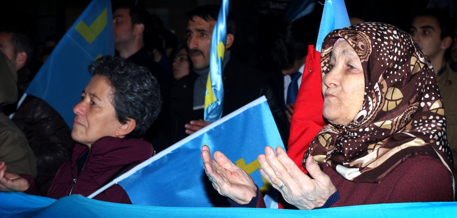 Rusko začne s kampaní rozesídlování krymských Tatarů poté, co Turecko sestřelilo ruského vojenského pilota Tatári utekajú z Krymu. Boja sa Rusov