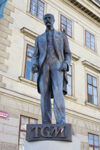 Pod sochou Masaryka, proti jeho ideálom