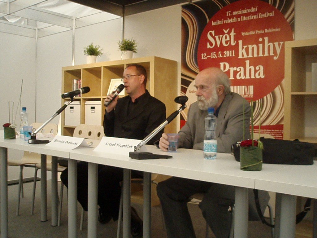 PhDr. Bronislav Ostřanský, Ph.D. s prof. Lubošem Kropáčkem na festivalu Svět knihy 2011.Orientální ústav Akademie věd ČR