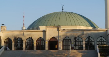 Od habsburskej rovnosti k islamofóbnej diskriminácii Od habsburskej rovnosti ku islamofóbnej diskriminácii