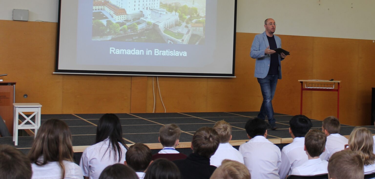 Predseda Islamskej nadácie prednášal o ramadáne na Britskej medzinárodnej škole v Bratislave Predseda Islamskej nadácie prednášal o ramadáne na Britskej medzinárodnej škole v Bratislave