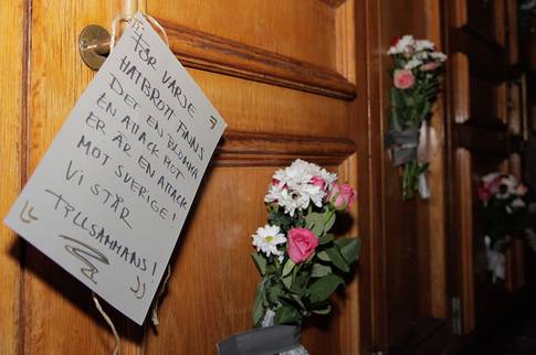V noci niekto prelepil na štokholmskej mešite hákové kríže kvetmi