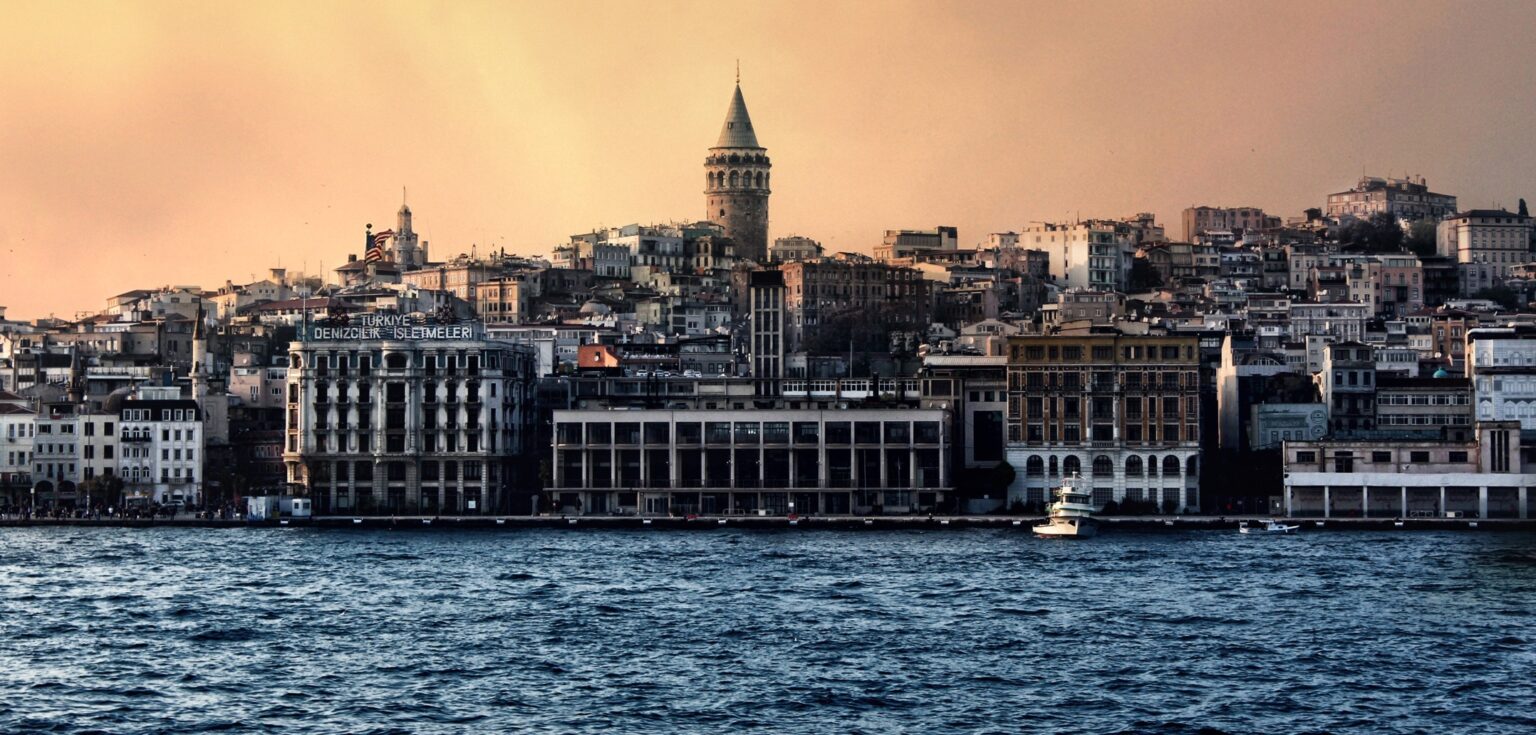 O vojenských převratech a postkolonializmu